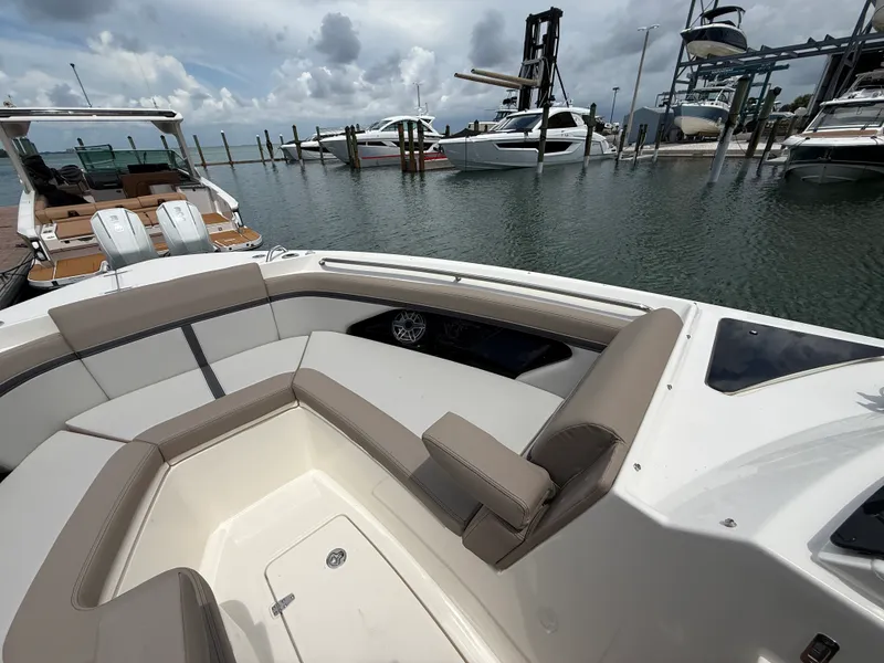 Slide: The Image of Boston Whaler 330 Vantage 2027 - 8