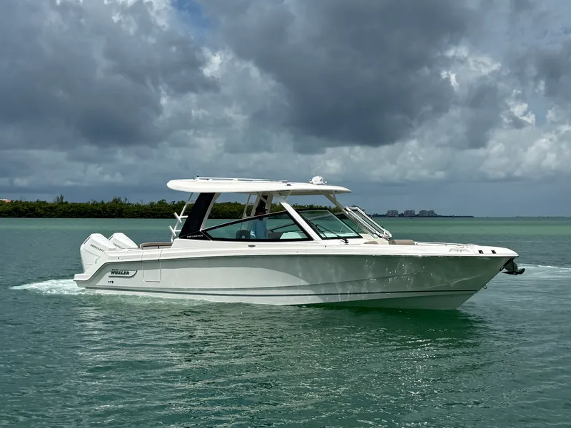 Slide: The Image of Boston Whaler 330 Vantage 2027 - 3