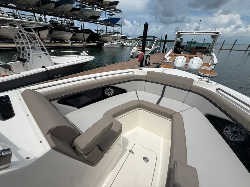 Slide: The Image of Boston Whaler 330 Vantage 2027 - 7