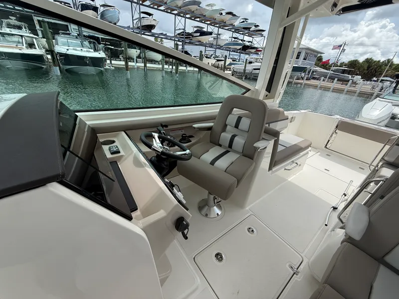 Slide: The Image of Boston Whaler 330 Vantage 2027 - 10