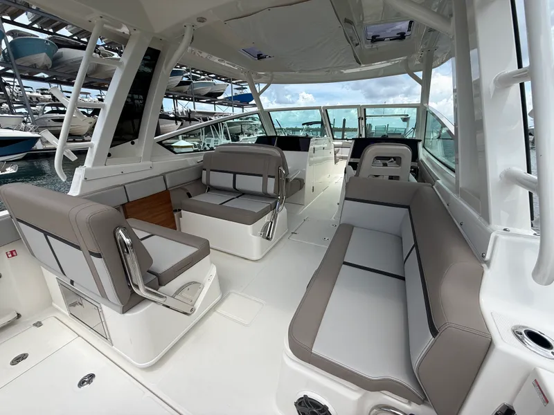 Slide: The Image of Boston Whaler 330 Vantage 2027 - 34
