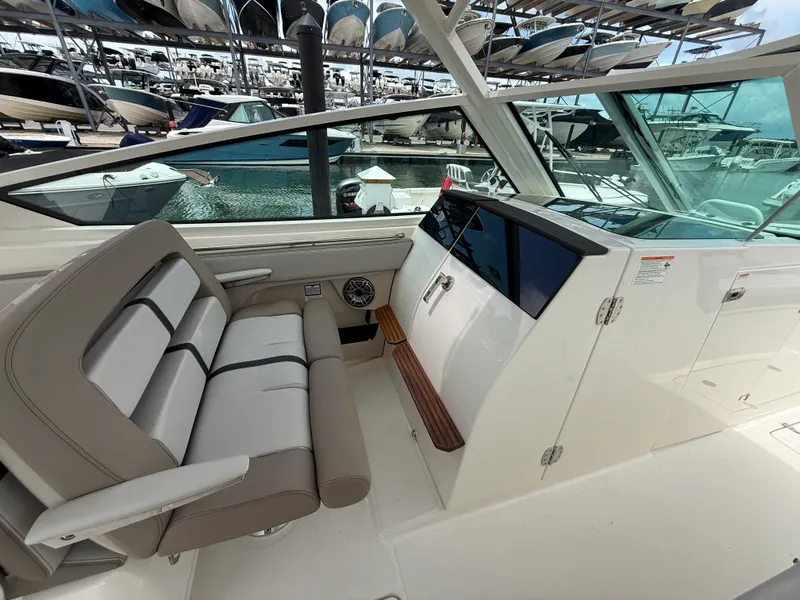 Slide: The Image of Boston Whaler 330 Vantage 2027 - 16
