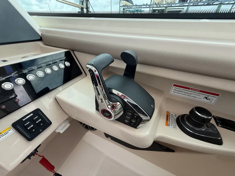 Slide: The Image of Boston Whaler 330 Vantage 2027 - 14