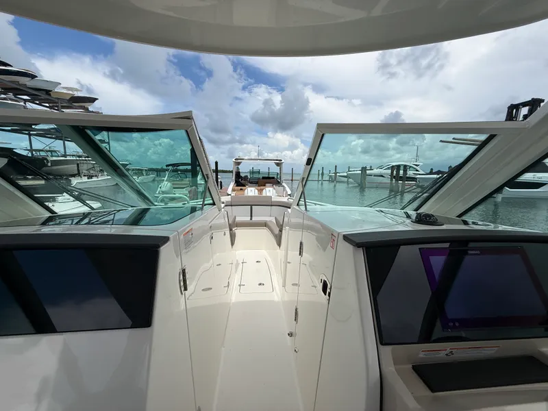 Slide: The Image of Boston Whaler 330 Vantage 2027 - 20