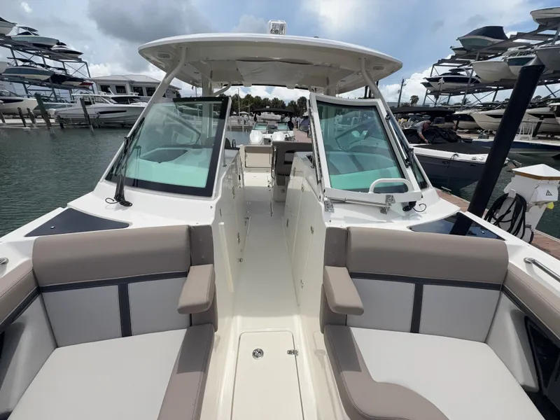 Slide: The Image of Boston Whaler 330 Vantage 2027 - 9