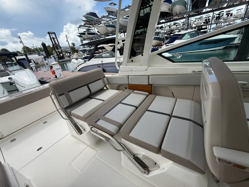 Slide: The Image of Boston Whaler 330 Vantage 2027 - 25
