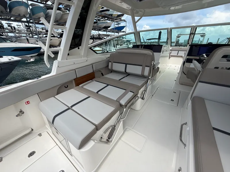 Slide: The Image of Boston Whaler 330 Vantage 2027 - 26