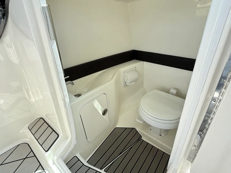 Slide: The Image of Sea Ray SLX 280 Outboard 2027 - 13