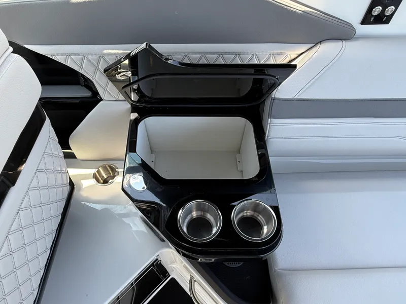 Slide: The Image of Sea Ray SLX 280 Outboard 2027 - 20