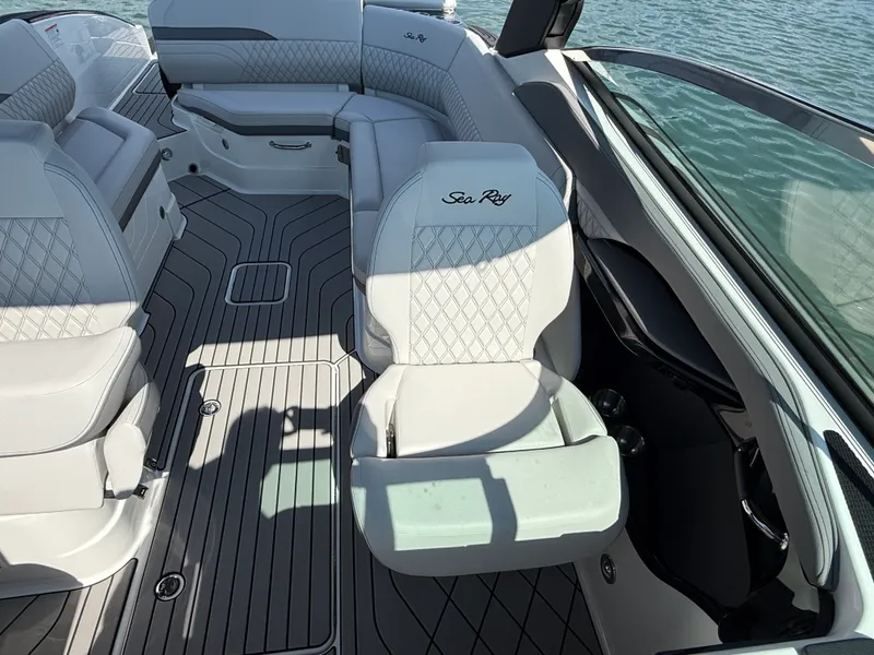 Slide: The Image of Sea Ray SLX 280 Outboard 2027 - 18