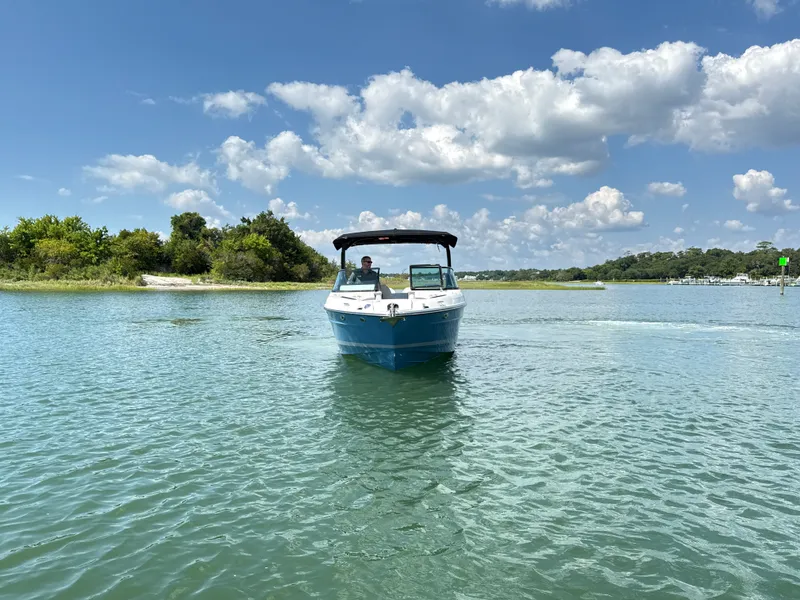 Slide: The Image of Sea Ray SLX 280 Outboard 2027 - 6