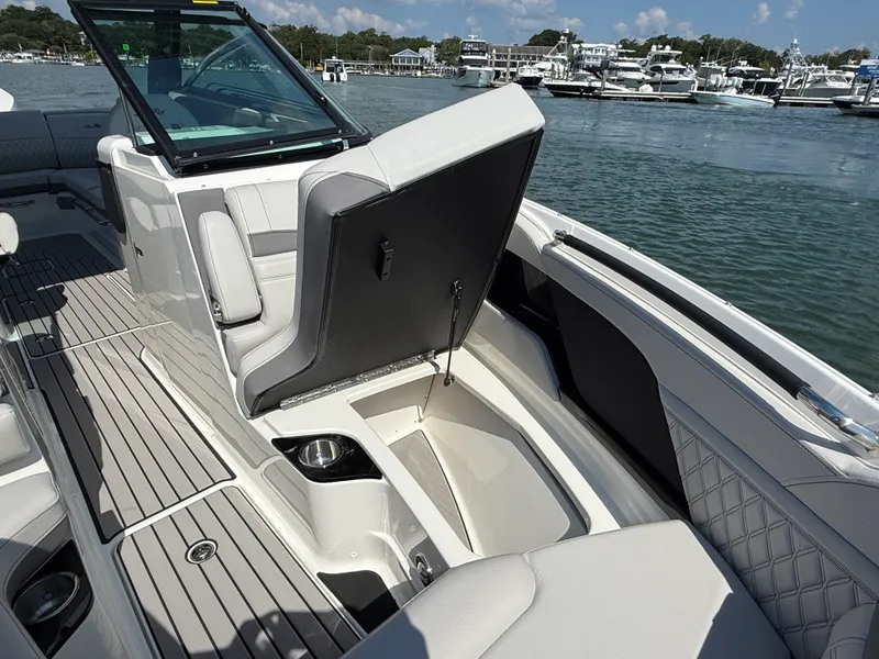 Slide: The Image of Sea Ray SLX 280 Outboard 2027 - 31
