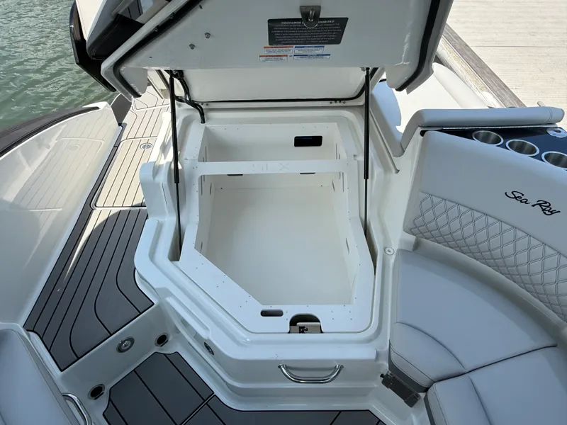Slide: The Image of Sea Ray SLX 280 Outboard 2027 - 21