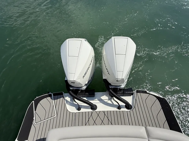 Slide: The Image of Sea Ray SLX 280 Outboard 2027 - 8
