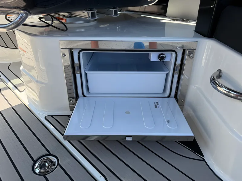 Slide: The Image of Sea Ray SLX 280 Outboard 2027 - 25