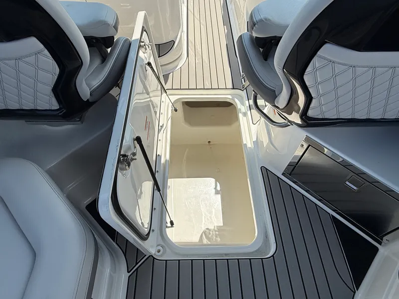 Slide: The Image of Sea Ray SLX 280 Outboard 2027 - 10