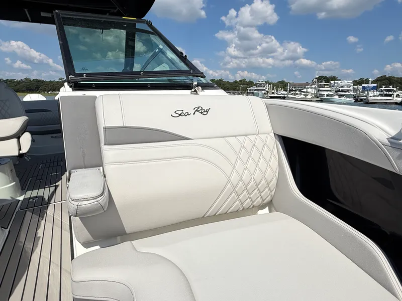 Slide: The Image of Sea Ray SLX 280 Outboard 2027 - 32
