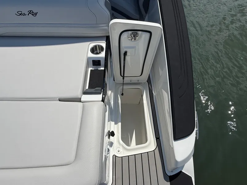 Slide: The Image of Sea Ray SLX 280 Outboard 2027 - 22