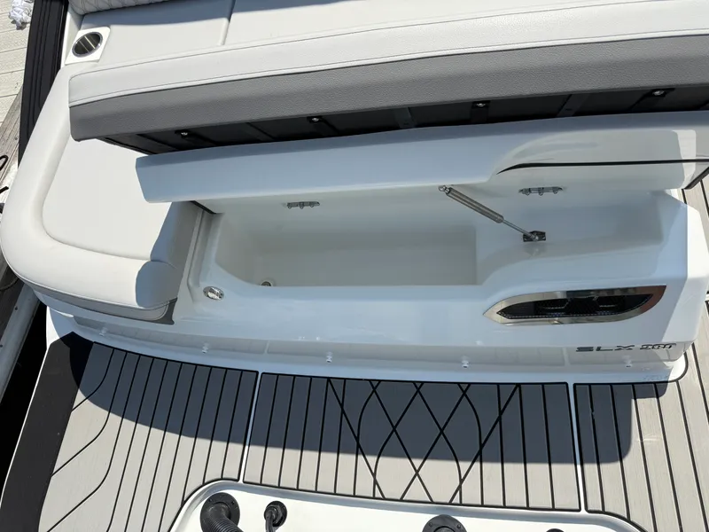 Slide: The Image of Sea Ray SLX 280 Outboard 2027 - 23