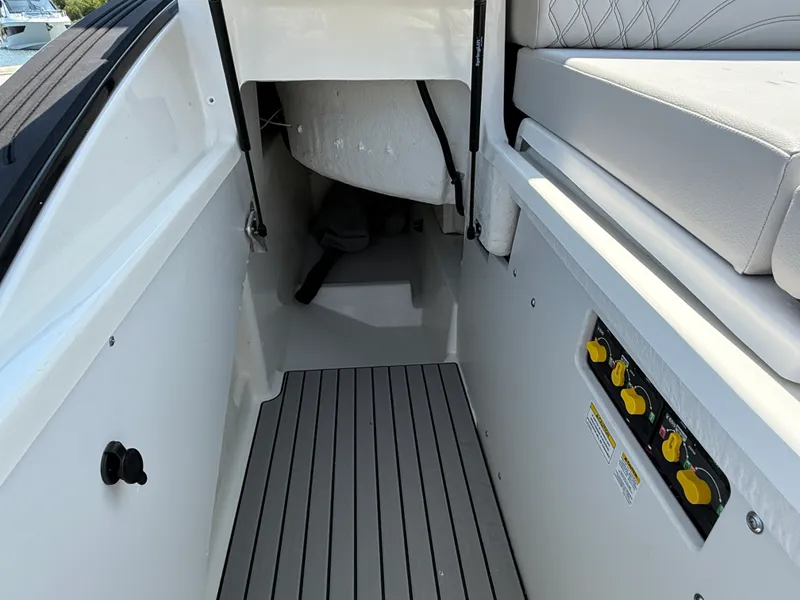 Slide: The Image of Sea Ray SLX 280 Outboard 2027 - 24