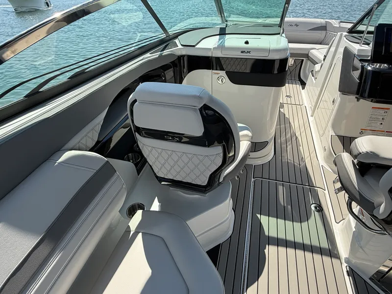 Slide: The Image of Sea Ray SLX 280 Outboard 2027 - 17