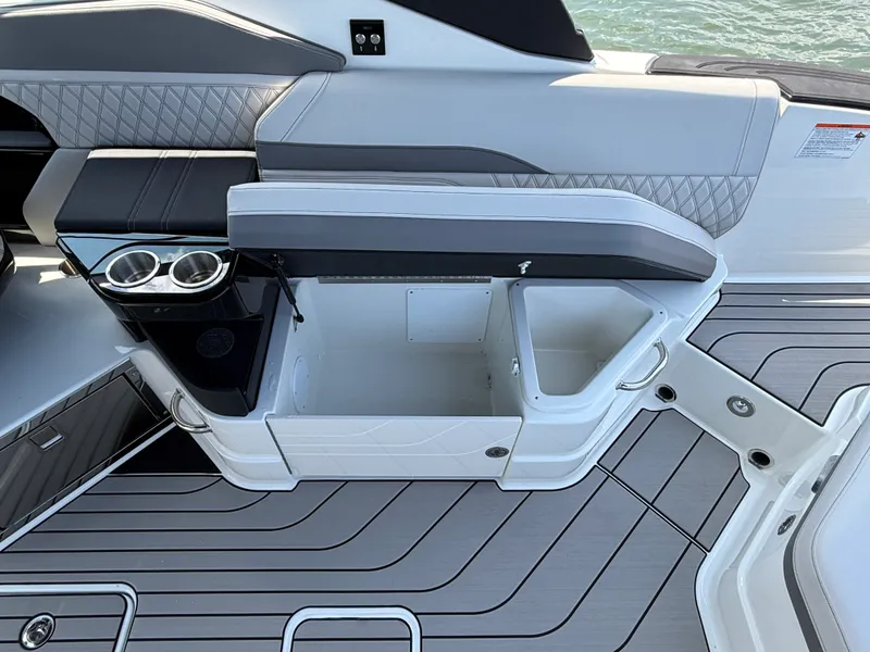 Slide: The Image of Sea Ray SLX 280 Outboard 2027 - 19