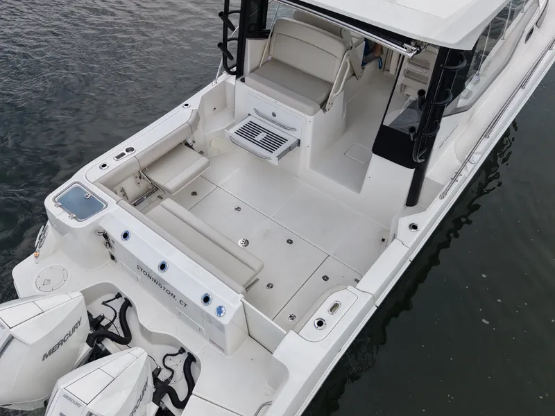 Slide: The Image of Boston Whaler 325 CONQUEST 2025 - 6