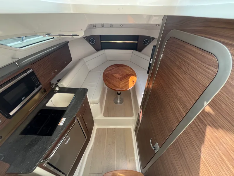 Slide: The Image of Boston Whaler 325 CONQUEST 2025 - 23