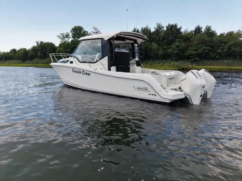 Slide: The Image of Boston Whaler 325 CONQUEST 2025 - 16