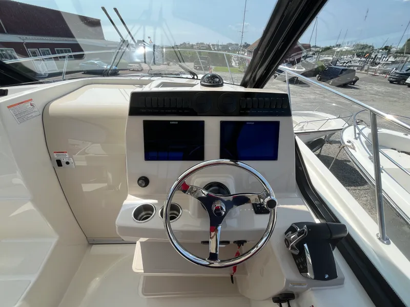 Slide: The Image of Boston Whaler 325 CONQUEST 2025 - 19