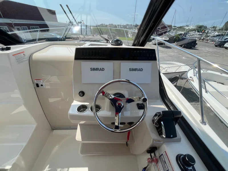 Slide: The Image of Boston Whaler 325 CONQUEST 2025 - 18