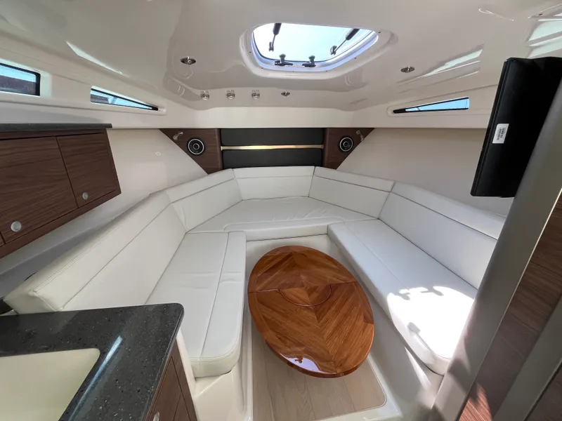 Slide: The Image of Boston Whaler 325 CONQUEST 2025 - 24
