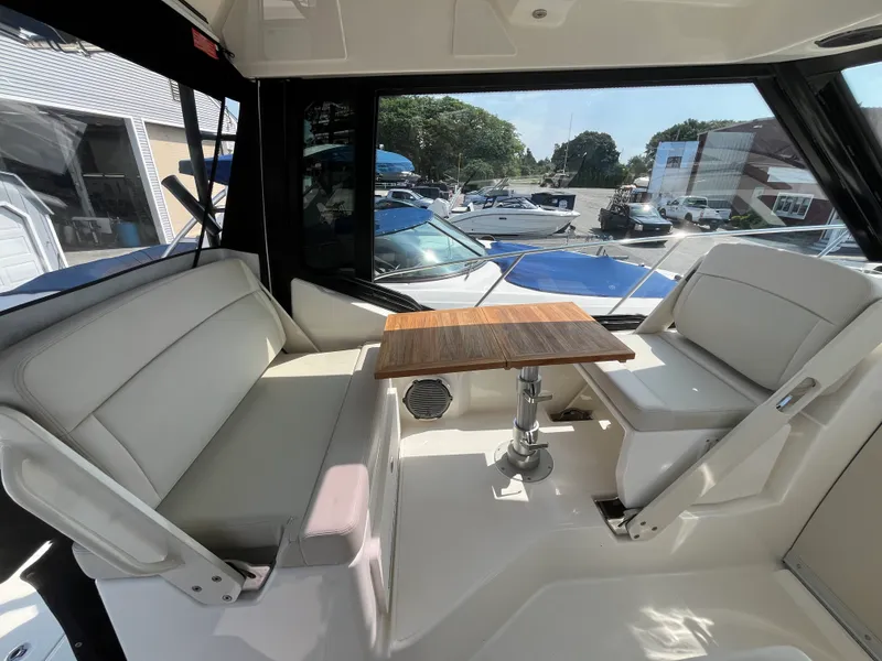 Slide: The Image of Boston Whaler 325 CONQUEST 2025 - 22
