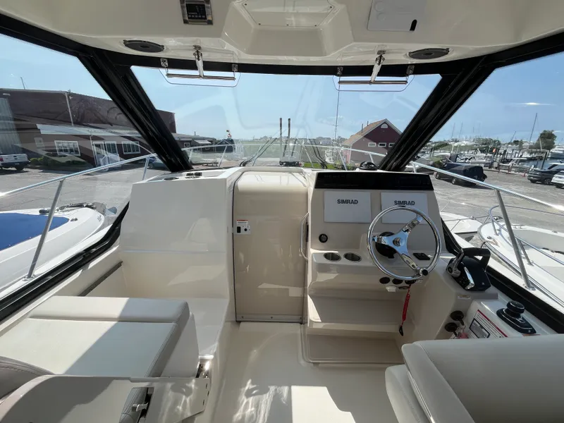 Slide: The Image of Boston Whaler 325 CONQUEST 2025 - 17