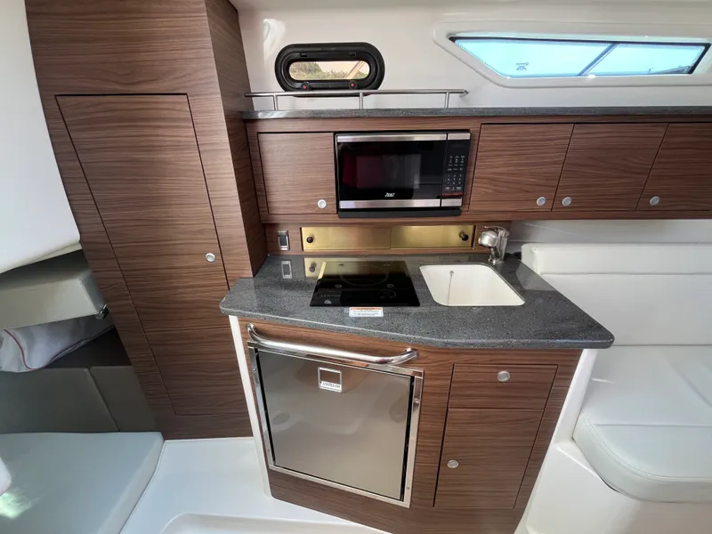Slide: The Image of Boston Whaler 325 CONQUEST 2025 - 30