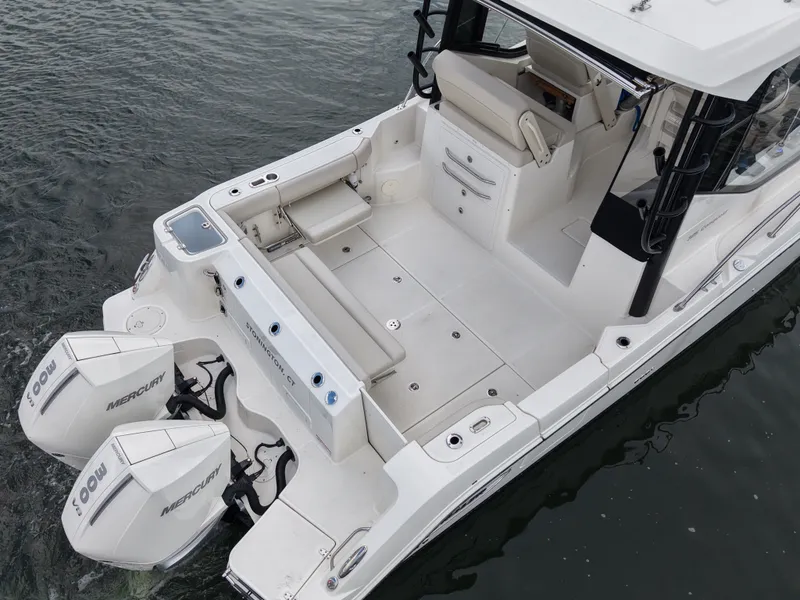 Slide: The Image of Boston Whaler 325 CONQUEST 2025 - 5