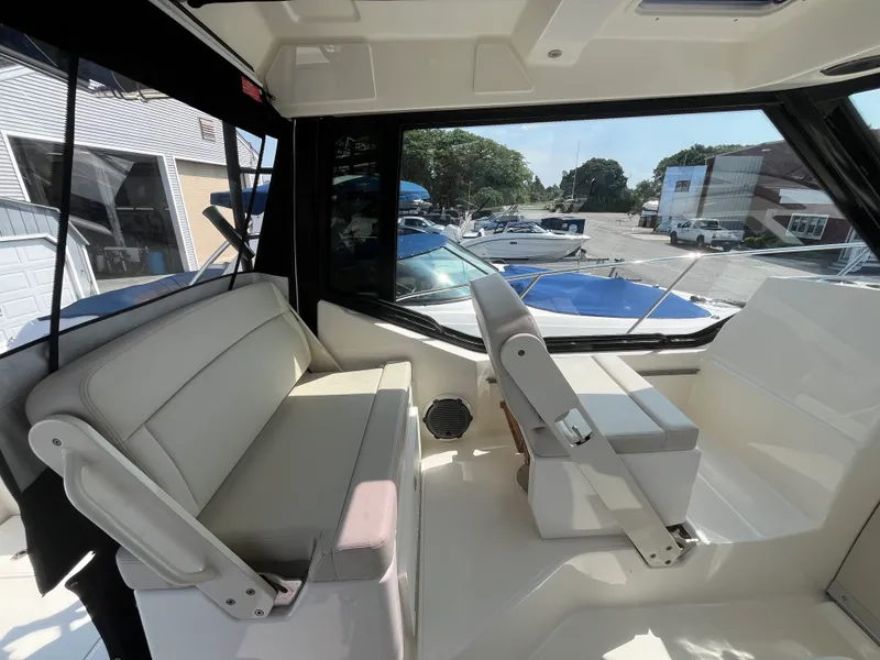 Slide: The Image of Boston Whaler 325 CONQUEST 2025 - 21