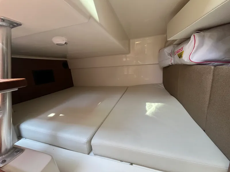 Slide: The Image of Boston Whaler 325 CONQUEST 2025 - 31