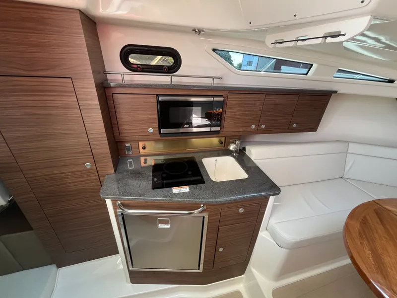 Slide: The Image of Boston Whaler 325 CONQUEST 2025 - 27