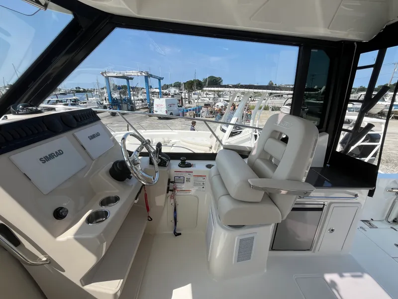 Slide: The Image of Boston Whaler 325 CONQUEST 2025 - 20