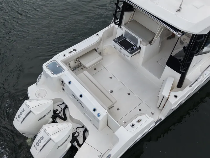 Slide: The Image of Boston Whaler 325 CONQUEST 2025 - 9