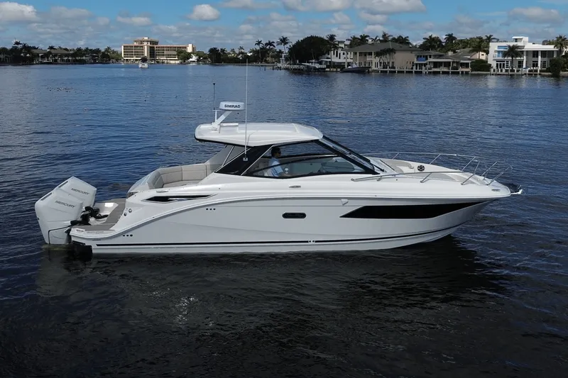 Slide: The Image of Sea Ray Sundancer 320 Outboard 2026 - 14