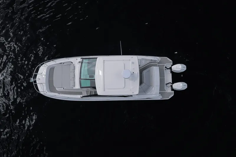 Slide: The Image of Sea Ray Sundancer 320 Outboard 2026 - 17