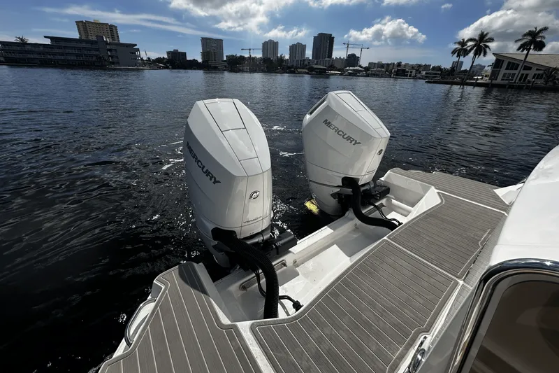 Slide: The Image of Sea Ray Sundancer 320 Outboard 2026 - 18