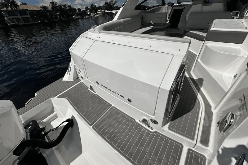 Slide: The Image of Sea Ray Sundancer 320 Outboard 2026 - 19