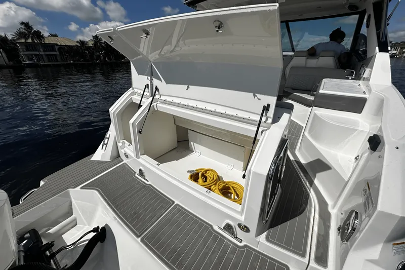Slide: The Image of Sea Ray Sundancer 320 Outboard 2026 - 20