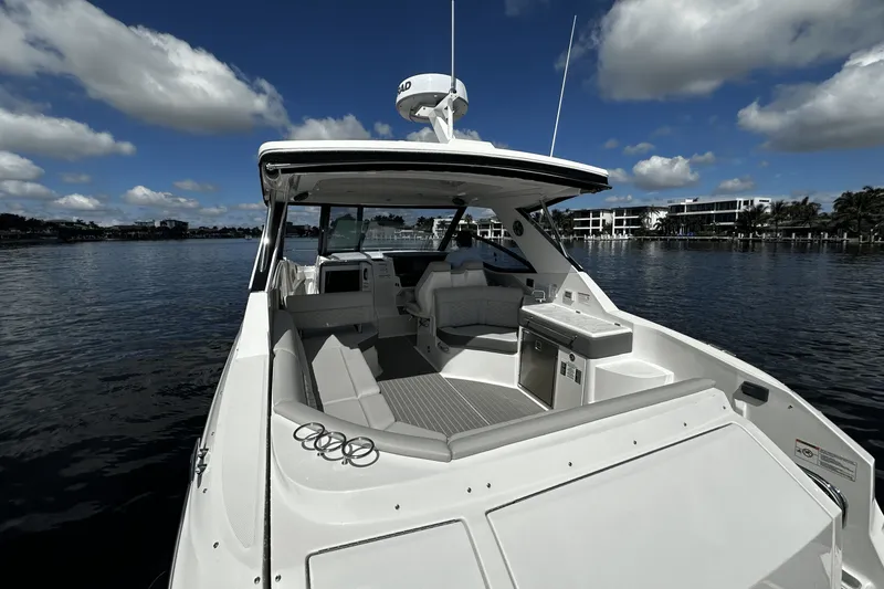 Slide: The Image of Sea Ray Sundancer 320 Outboard 2026 - 21