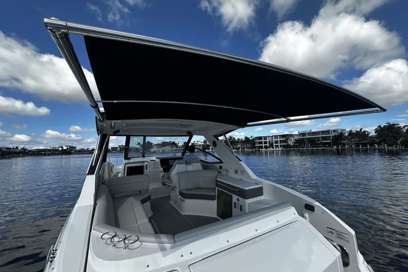 Slide: The Image of Sea Ray Sundancer 320 Outboard 2026 - 22