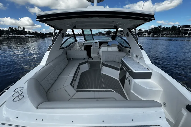 Slide: The Image of Sea Ray Sundancer 320 Outboard 2026 - 23