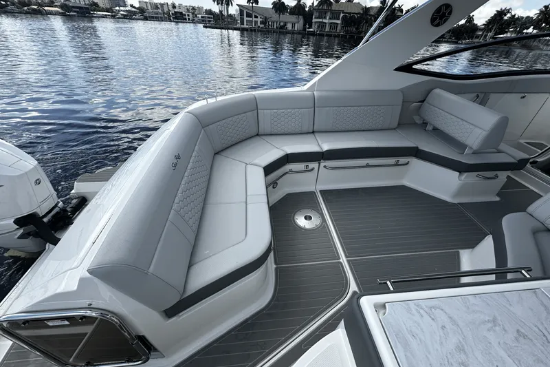 Slide: The Image of Sea Ray Sundancer 320 Outboard 2026 - 24